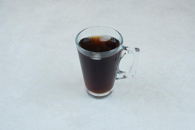 Délicieuse tasse de thé sur table blanche.