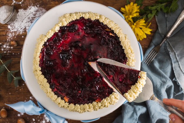 Délicieuse tranche de gâteau vue de dessus