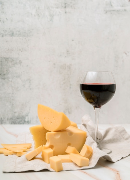 Délicieuse variété de fromage avec verre de vin rouge