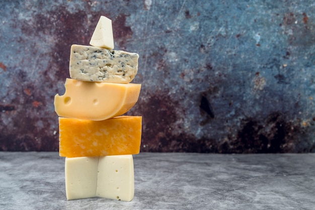 Délicieuse variété de fromages superposés