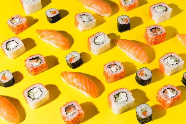 Délicieuse variété de sushis sur table