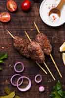 Photo gratuite délicieuse viande de restauration rapide arabe sur des brochettes