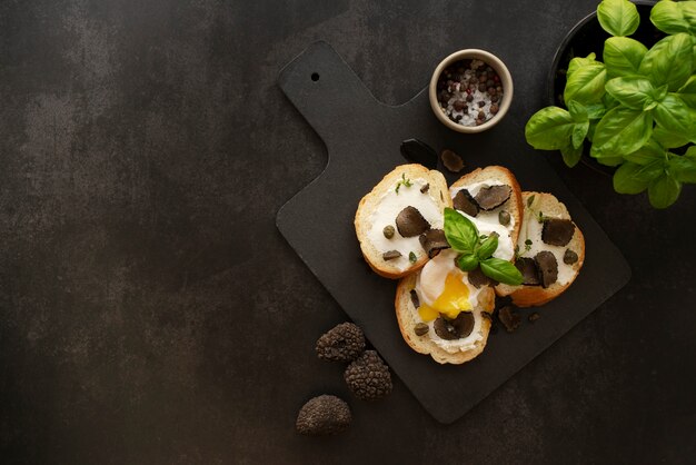 Délicieuse vue de dessus de repas aux truffes