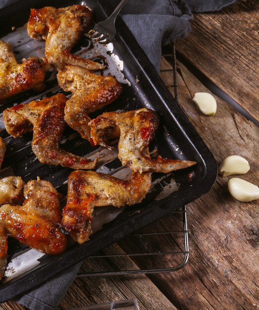 délicieuses ailes de poulet sur table en bois