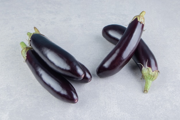 Délicieuses aubergines mûres, sur la surface blanche