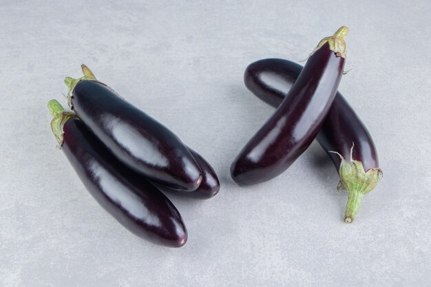 Délicieuses aubergines mûres, sur la surface blanche