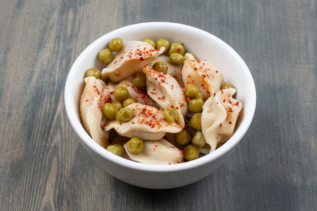 Délicieuses boulettes aux petits pois et au poivron rouge