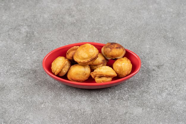 Délicieuses boulettes frites dans un bol rouge