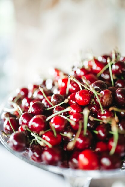 De délicieuses cerises se trouvent sur l&#39;assiette