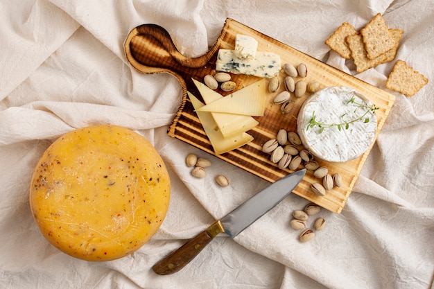 Délicieuses collations gourmandes sur une planche