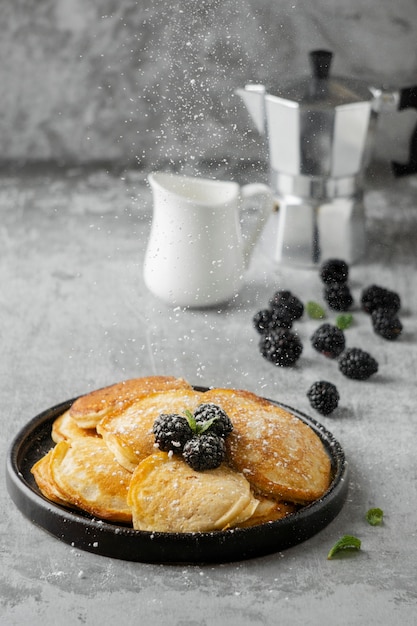 Délicieuses crêpes sur assiette à la mûre