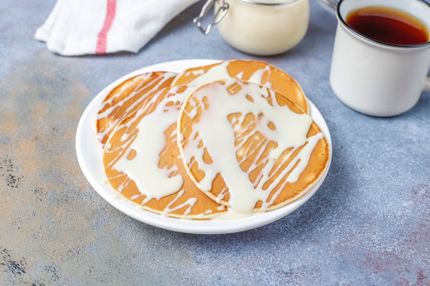 Photo gratuite délicieuses crêpes au lait concentré.