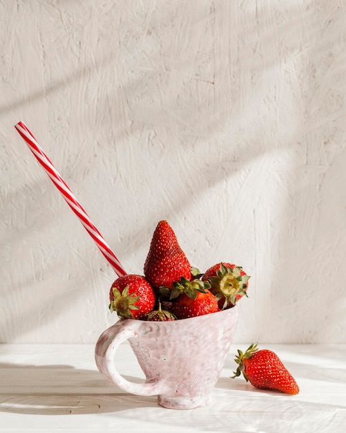 Délicieuses fraises dans une tasse