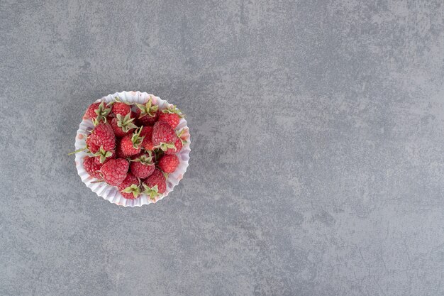 De délicieuses framboises rouges en papier coloré. photo de haute qualité