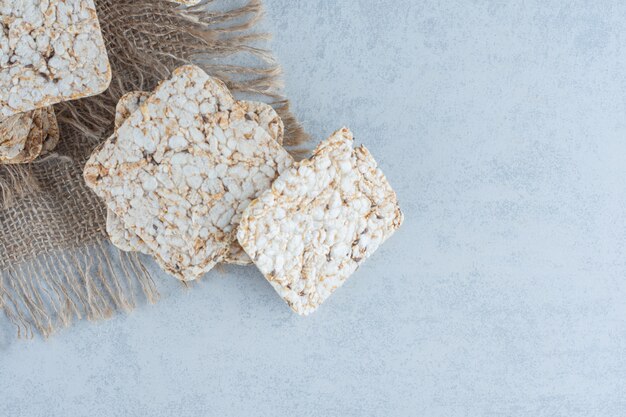 Délicieuses friandises croustillantes au riz sur marbre.