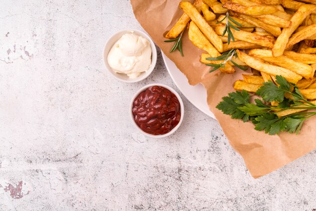 Photo gratuite délicieuses frites avec du ketchup et de la sauce