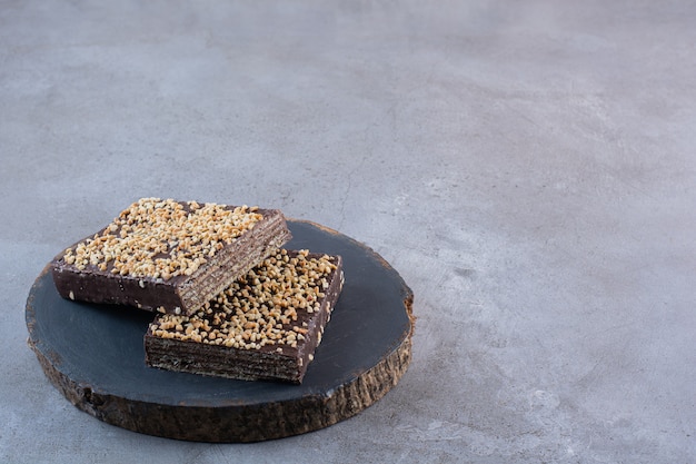 Photo gratuite délicieuses gaufres au chocolat noir sur une surface en pierre