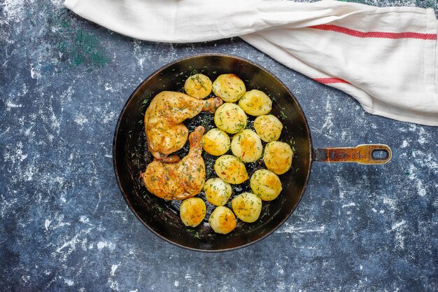 Délicieuses jeunes pommes de terre rôties à l'aneth et au poulet, vue du dessus