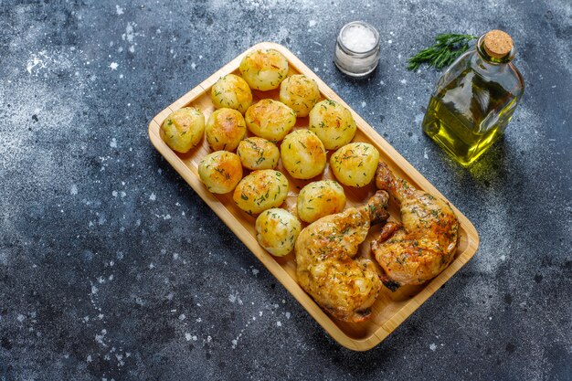 Délicieuses jeunes pommes de terre rôties à l'aneth et poulet, vue du dessus