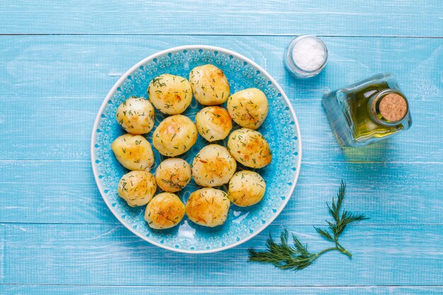 Délicieuses jeunes pommes de terre rôties à l'aneth, vue du dessus