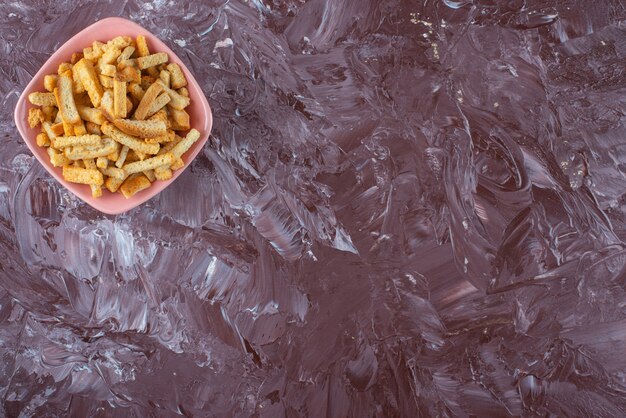 De délicieuses miettes de pain dans un bol sur la surface en marbre