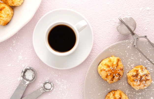 Délicieuses mini pâtisseries et tasse de café