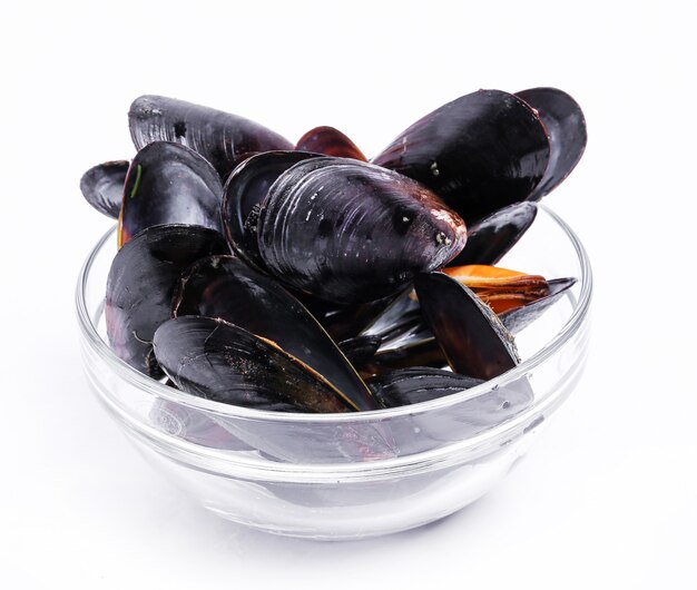 Délicieuses moules sur blanc