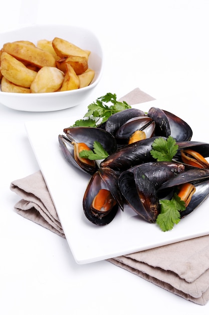 Délicieuses moules sur blanc