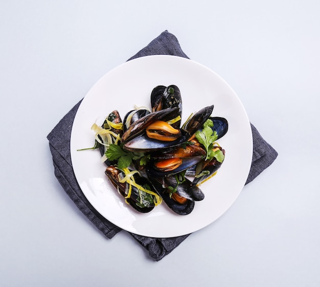 De délicieuses moules dans une assiette