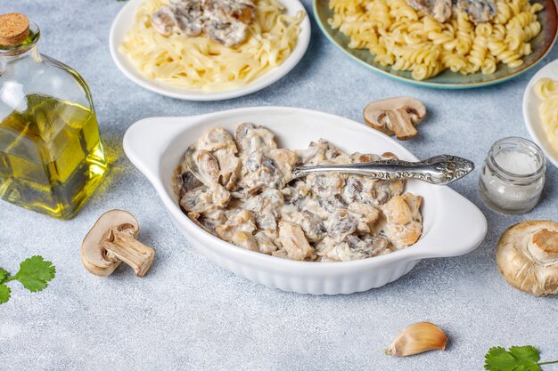 Délicieuses pâtes aux champignons et au poulet, vue de dessus