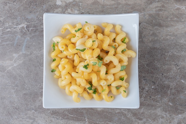 Photo gratuite de délicieuses pâtes aux légumes verts, sur le marbre.