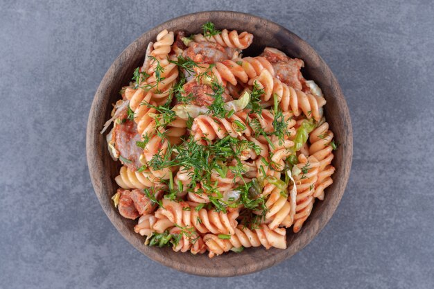 Délicieuses pâtes fusilli dans un bol en bois.