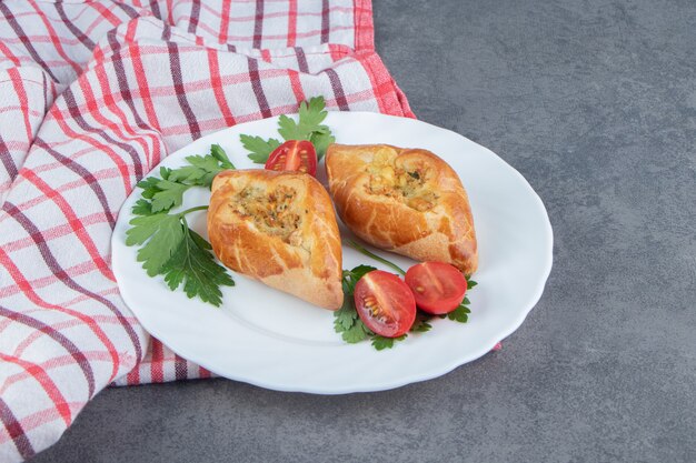 Délicieuses pâtisseries aux tomates cerises dans une assiette blanche