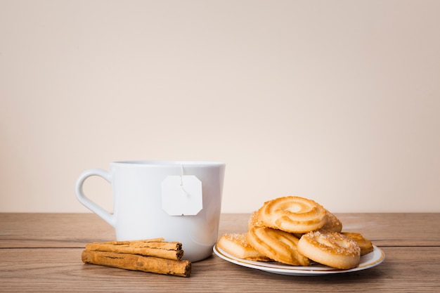 Photo gratuite délicieuses pâtisseries et bâtons de cannelle