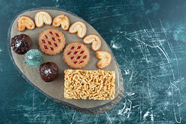 Délicieuses pâtisseries diverses sur une planche de bois. photo de haute qualité