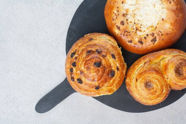 Délicieuses pâtisseries sucrées sur tableau noir