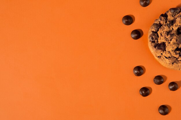 Délicieuses pépites de chocolat avec espace de copie au-dessus de la vue