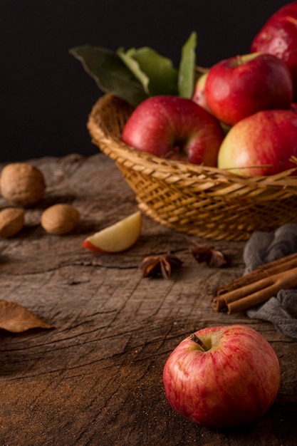 Délicieuses pommes rouges dans le panier