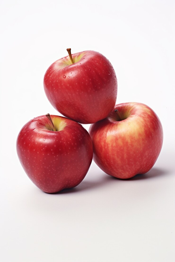 Photo gratuit des délicieuses pommes rouges en studio.