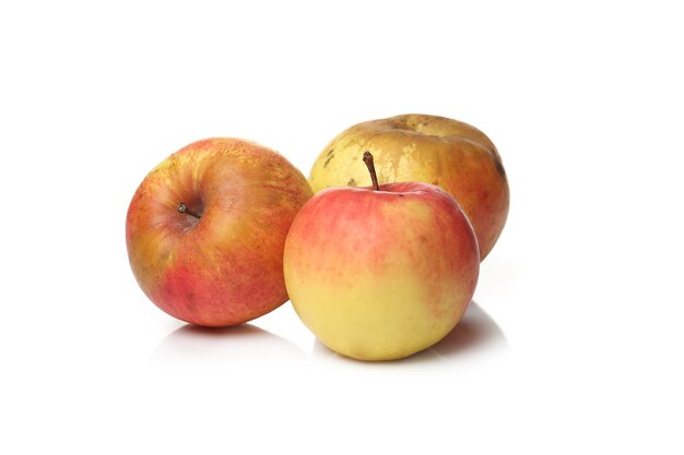 Délicieuses pommes sur une surface blanche