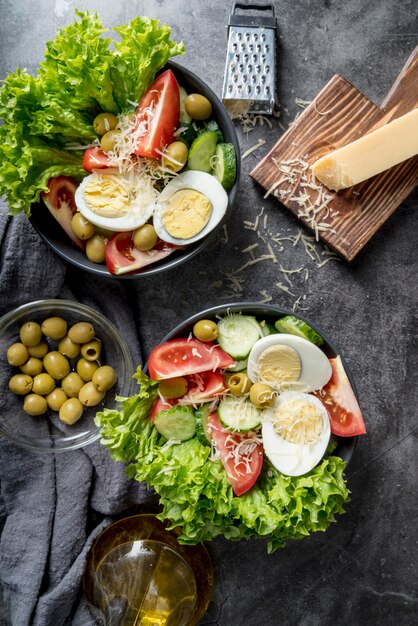 De délicieuses salades prêtes à être servies