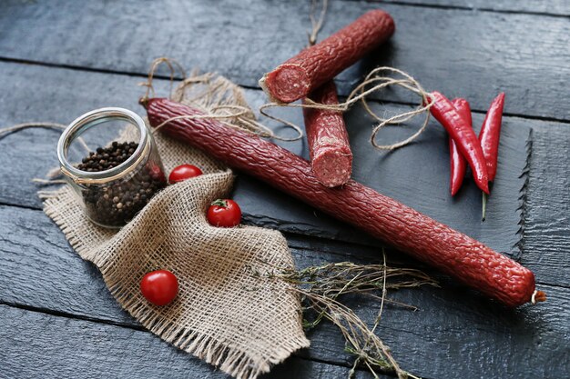 Délicieuses saucisses avec des ingrédients