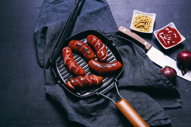 Délicieuses saucisses sur poêle