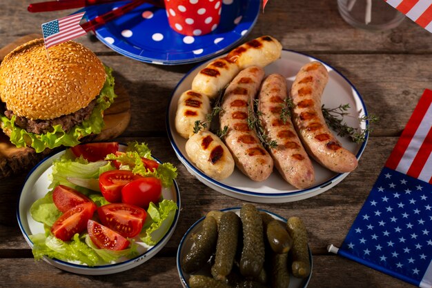 Photo gratuite délicieuses saucisses pour la fête du travail aux états-unis