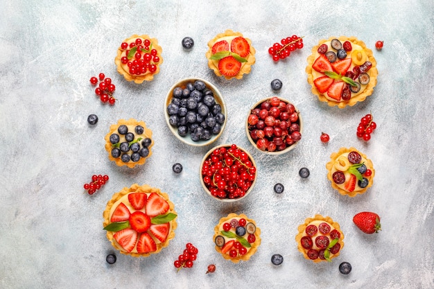 Délicieuses tartes aux baies d'été rustique faites maison.