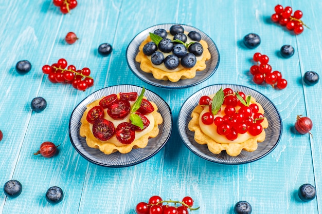 Photo gratuite délicieuses tartes aux baies d'été rustique faites maison.