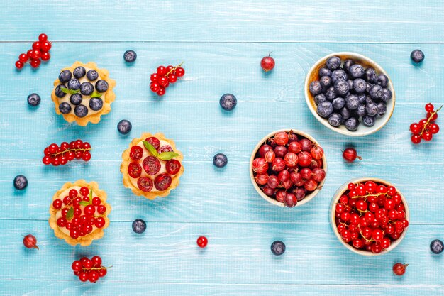 Photo gratuite délicieuses tartes aux baies d'été rustique faites maison.