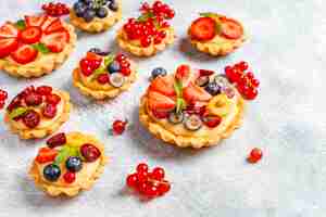 Photo gratuite délicieuses tartes aux baies d'été rustique faites maison.