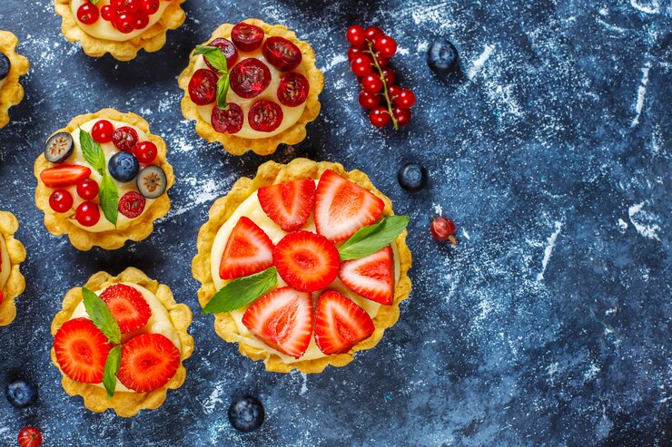 Photo gratuit délicieuses tartes aux baies d'été rustiques faites maison.