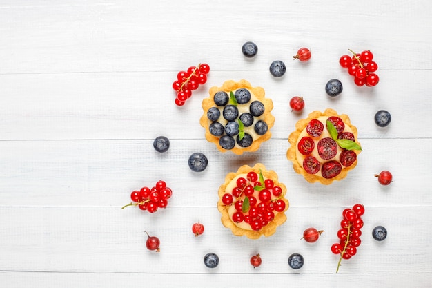 Délicieuses tartes aux baies d'été rustiques faites maison.